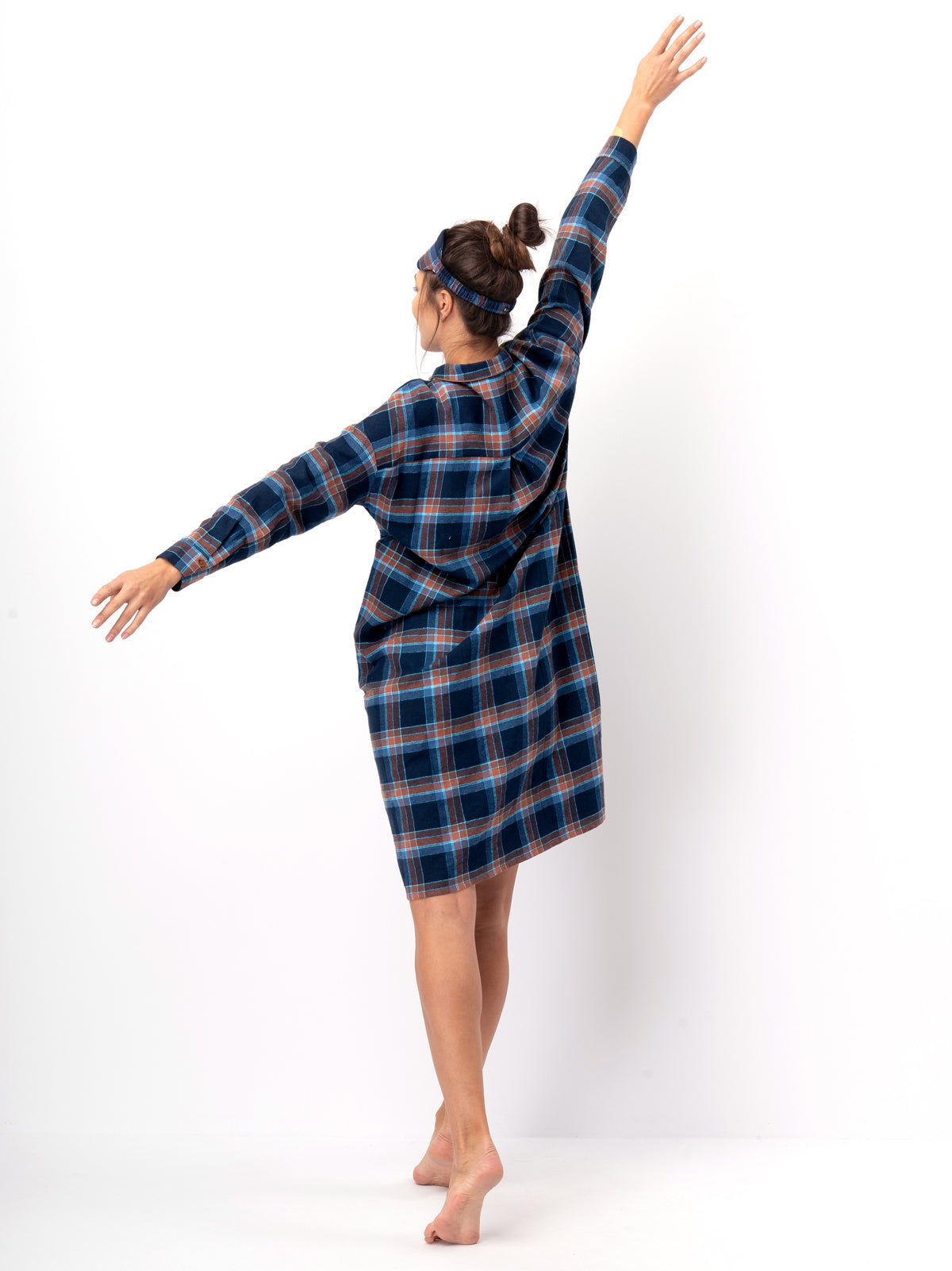 DŁUGA FLANELOWA KOSZULA NOCNA Z BŁYSZCZĄCĄ NITKĄ