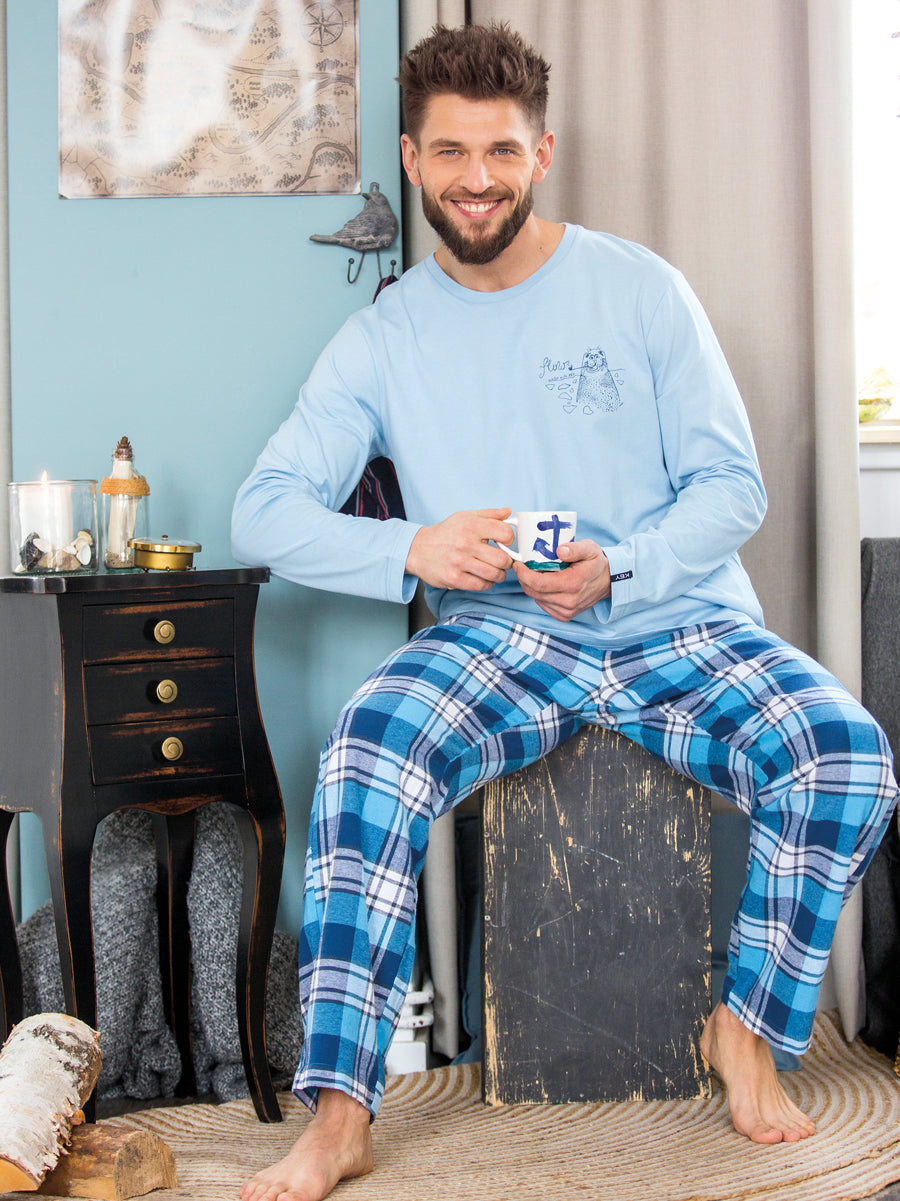 Błękitna piżama łącząca bawełnianą bluzę i flanelowe spodnie